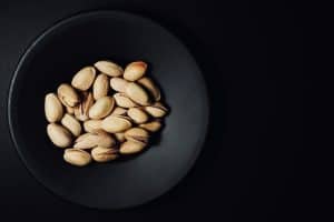 can cockatiels eat pistachios