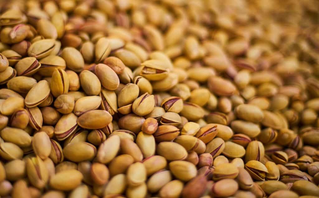 can cockatiels eat pistachios
